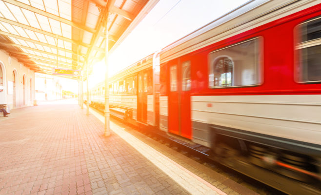 電車の夢の意味を詳しく解説！電車が脱線する夢、電車が衝突する夢など10選