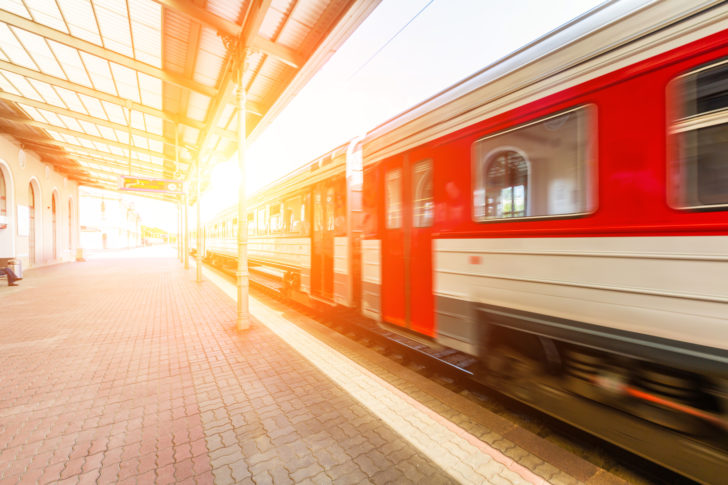 電車の夢の意味を詳しく解説！電車が脱線する夢、電車が衝突する夢など10選